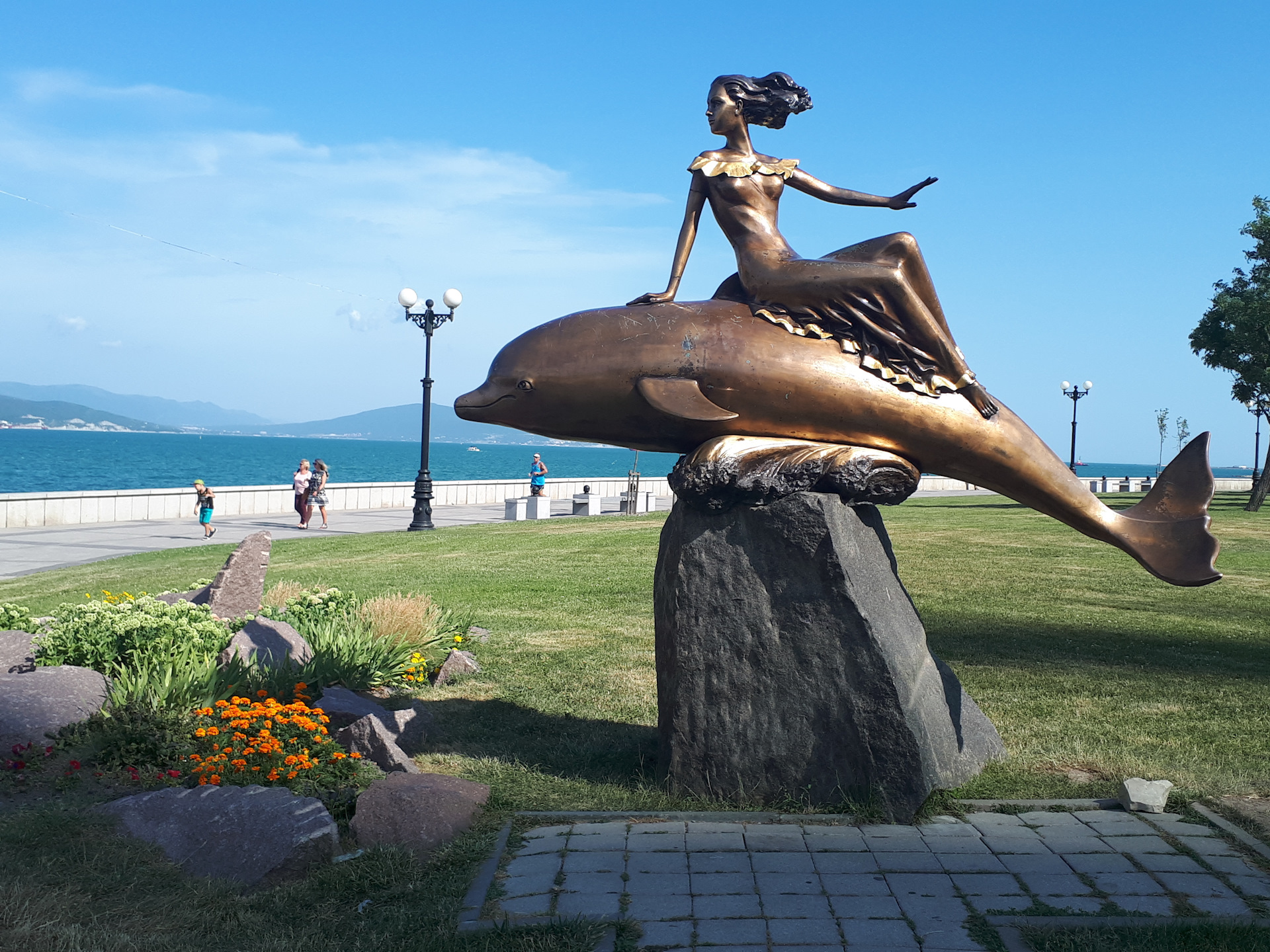 Памятник дельфинам в Новороссийске