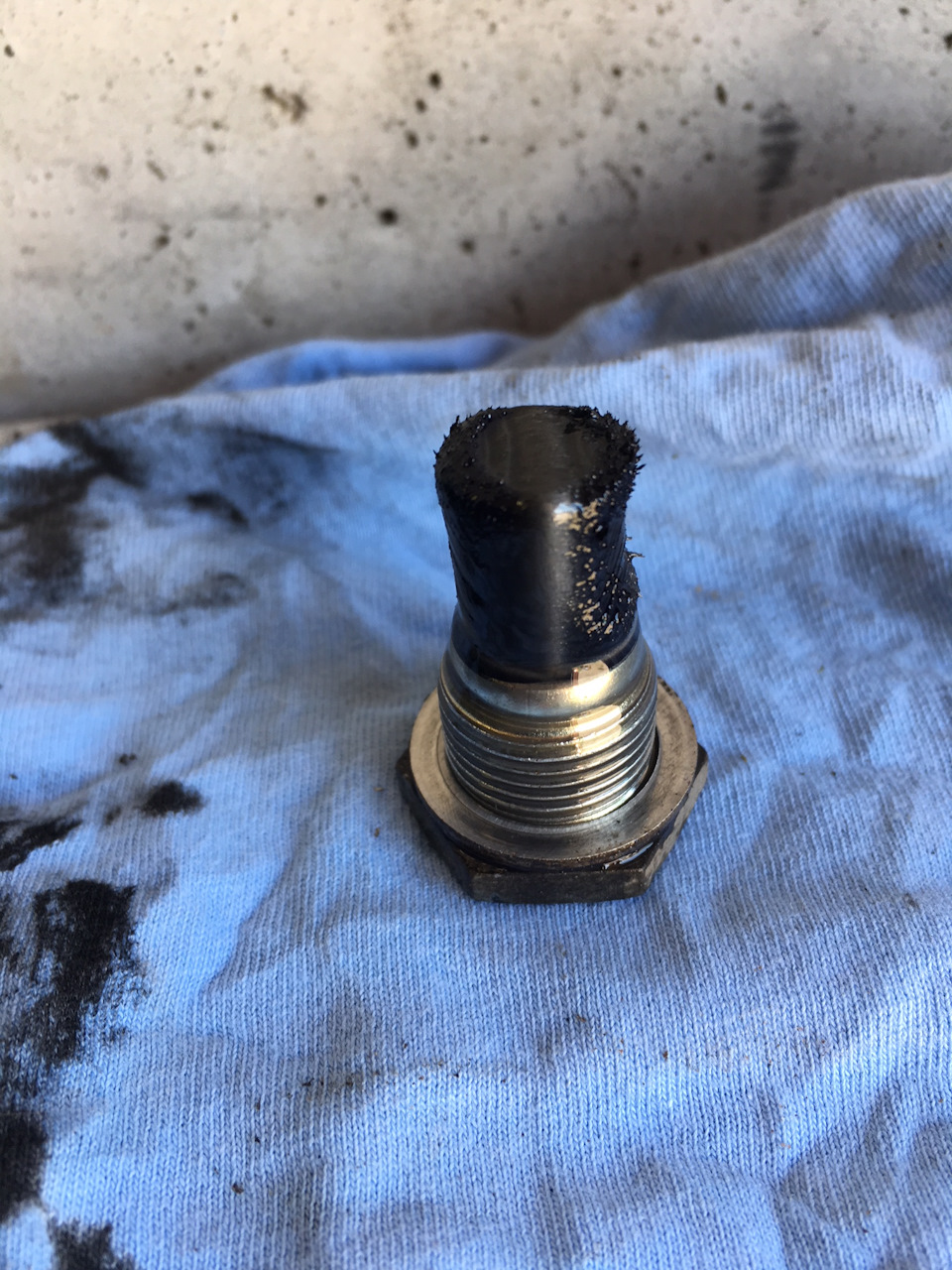 Состояние магнита на пробке — Mitsubishi Pajero Sport (2G)