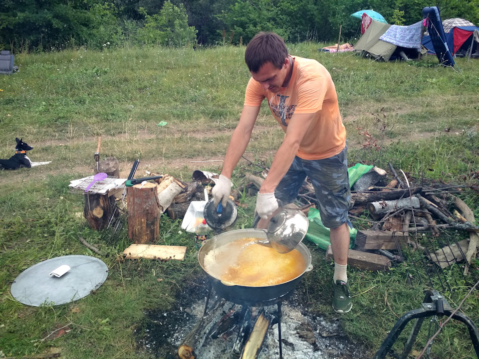 Роман доливает водички в плов:) — Honda Element