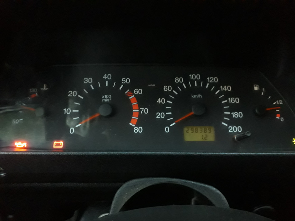Датчик скорости на ниву 21213 при замене щитка на 2110. TgAAAgGZxuA 960. Датчик скорости на ниву 21213 при замене щитка на 2110 фото. Датчик скорости на ниву 21213 при замене щитка на 2110-TgAAAgGZxuA 960. картинка Датчик скорости на ниву 21213 при замене щитка на 2110. картинка TgAAAgGZxuA 960. Всем привет.Случилась у меня неприятность, а именно обломился трос спидометра. Мелочь, но месяц езды без спидометра меня подбешивало. В общем обломился. А все, что не ломается — к тюнингу. Заменить трос мне не очень хотелось, да и приборка порядком надоела. Решил заменить все это дело на десятошную с одним окном. Хотел от пятнашки. Но были от десятки. Разница не критична. Переживу. Короче. Куплено1. Приборка VDO от 21102. Датчик скорости 6-ти импульсный с метал. штырем (пр-во Калуга)3. Разьем для датчика скорости4. Провода цветные (есть в достатке разного цвета)Самое простое заменить приборки. Размер подобен. Проблем нет. Накладку на торпеду не купил. Пока старая.По подключению использовал этот мануал ВАЗwww.niva-faq.msk.ru/tehnika/elektro/panel/2110.htmВсе в принцыпе понятно. Единственное я поменял индикатор подсоса на приборке, вместо задних туманок, как сделал автор, на блокировку деффа. И разьем на датчик скорости я купил, а не весь жгут от зажигания.