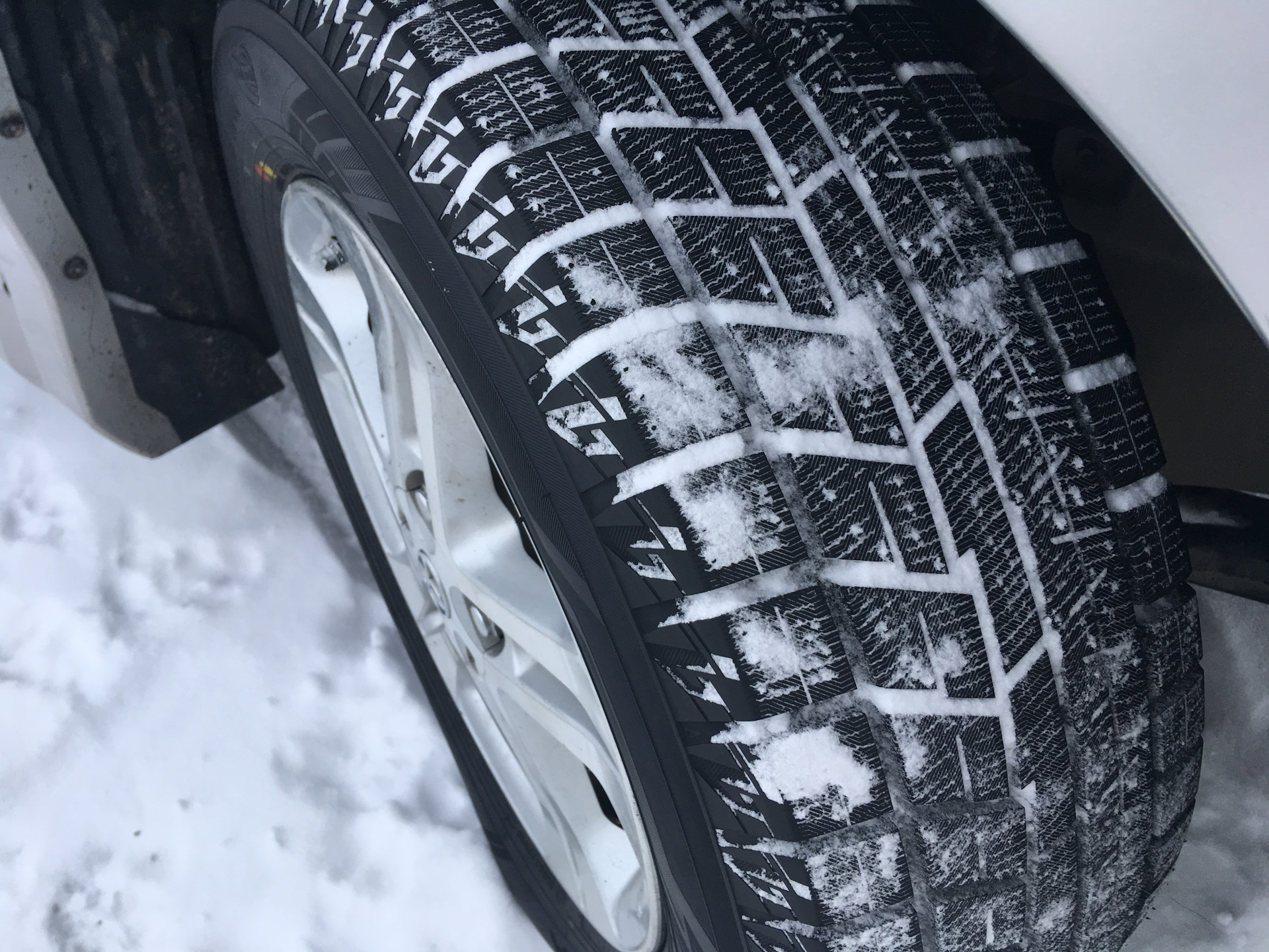 Зимние шины yokohama ice guard отзывы. Yokohama ig60. Йокогама ig60 зима. Ice Guard ig60. Yokohama 245/45 r18 Ice Guard.