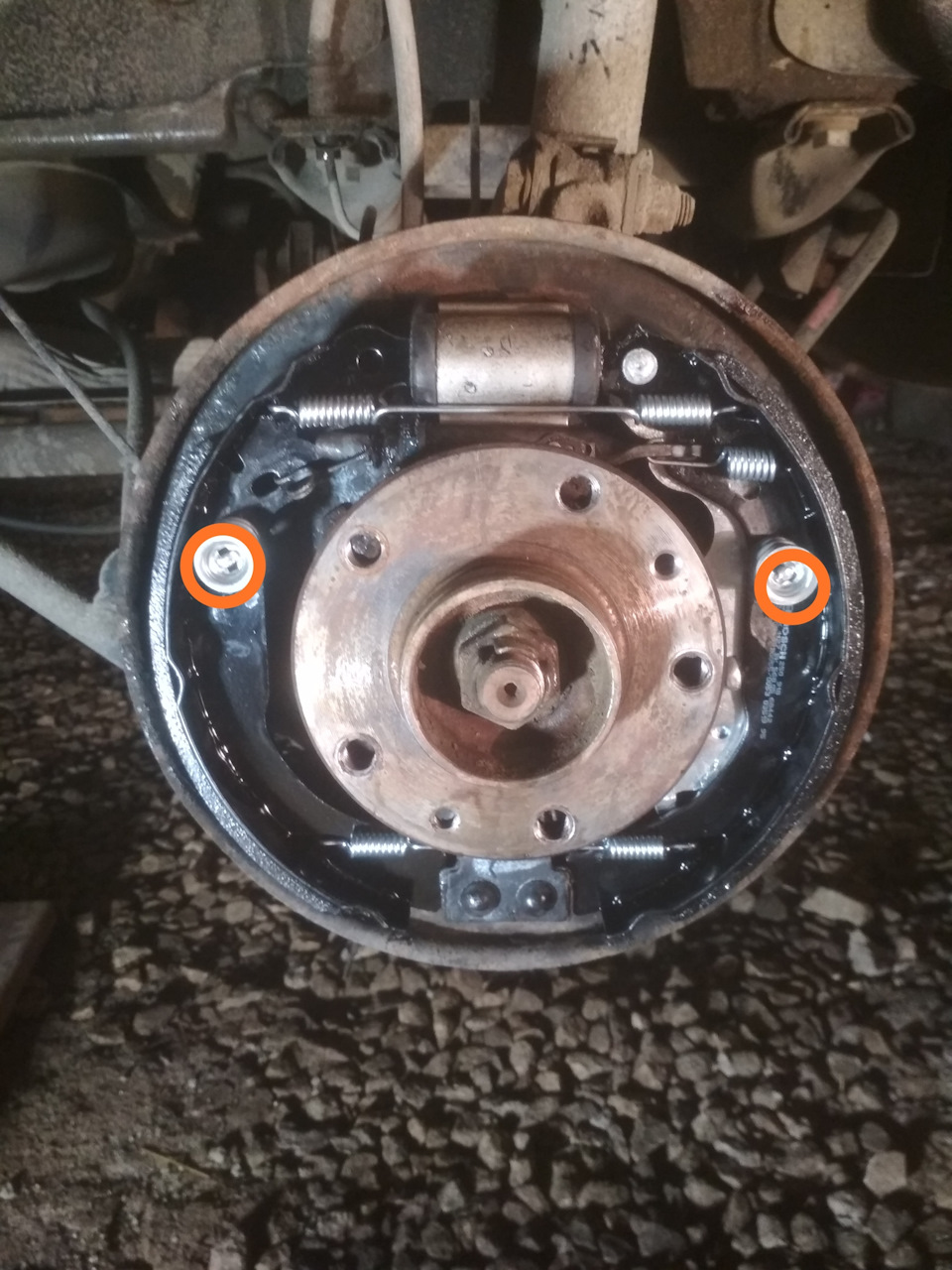 Замена задних тормозных колодок. — Renault Duster (1G), 1,5 л, 2015 ...