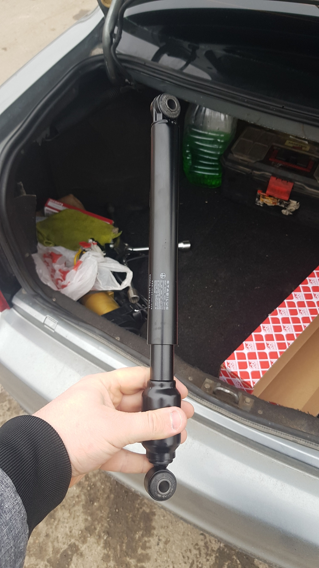 Заклепки капота с резьбой, ремонт петель, примерка купленного капота ...