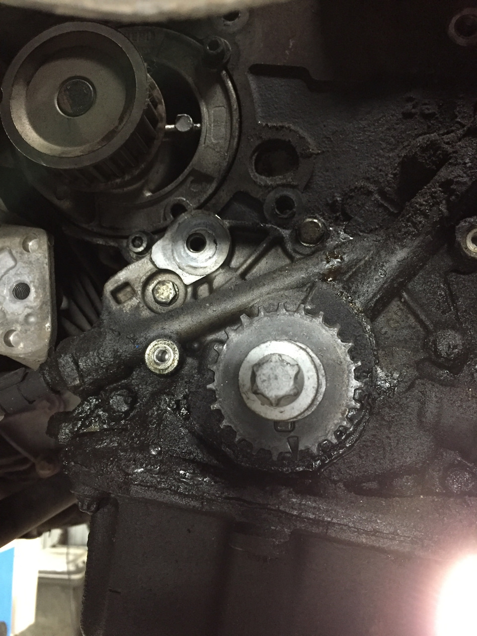 Масло в районе грм f16d3. Масло в районе грм калина 1 внизу двигателя. Митсубиши спейс вагон течь помпы. Течь масла в районе грм ф4р. 8.