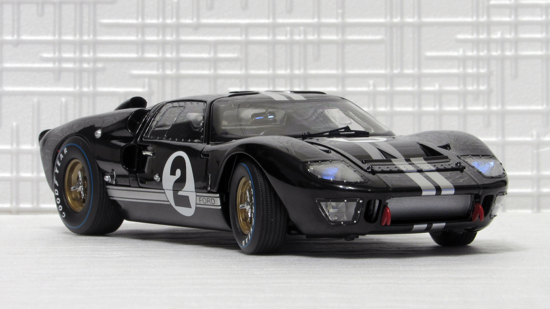 Ford GT40 Mk II (Shelby Collectibles, 1:18) .