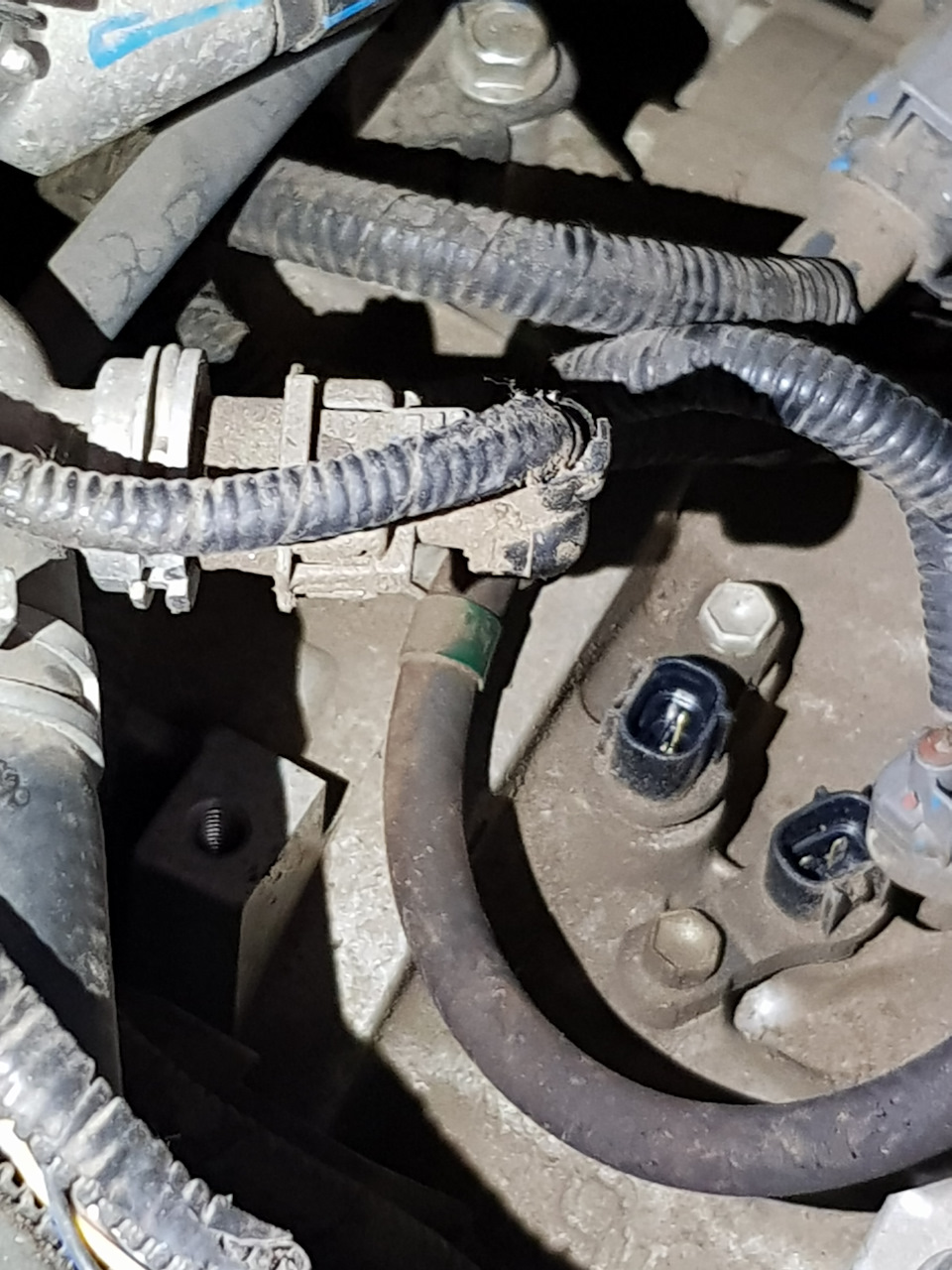 Откручиваем на коробке датчик с лева. — Ravon R2