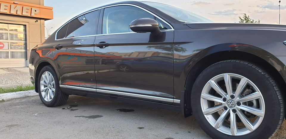 Установка комплекта брызговиков - Volkswagen Passat B8, 1,4 л, 2015 года стайлин