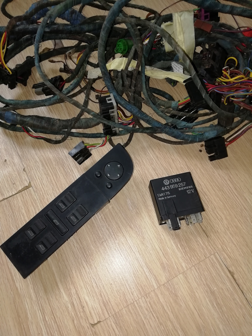 443959257 Реле стеклоподъемника Audi 80, 90 B3 1986-1991 VAG | Запчасти ...