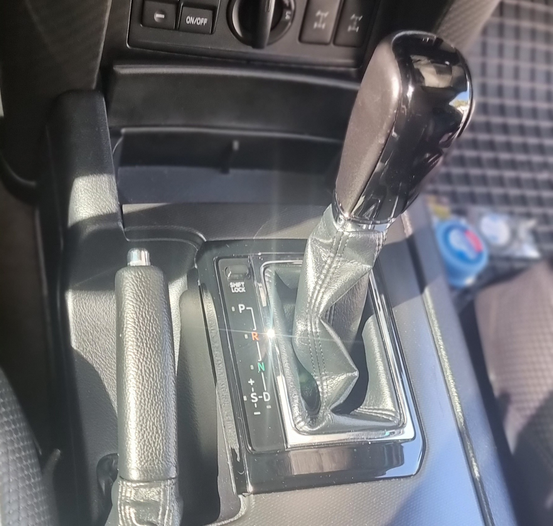 Снятие и востановление работоспособности крышки подстаканников Toyota ...