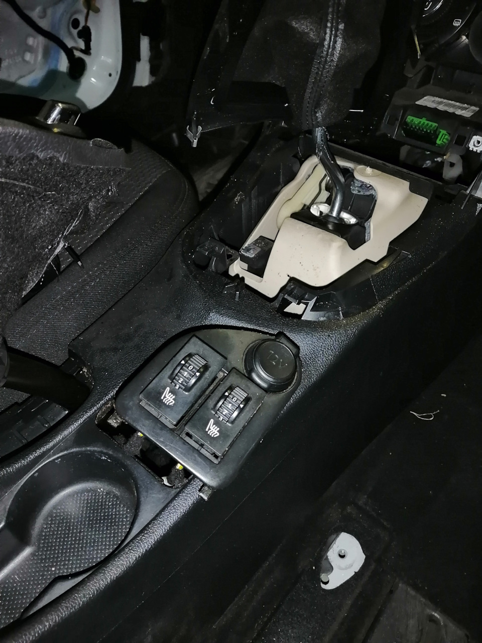 Разбор салона Пежо 408, часть 2. Снятие центрального тоннеля — Peugeot ...