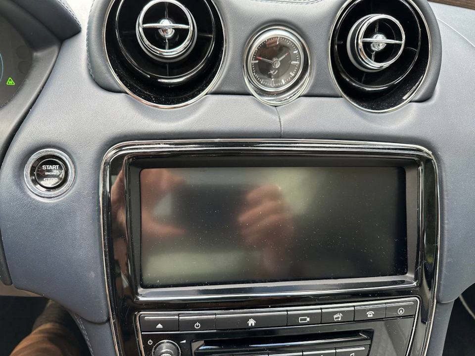 вот такая рамка получилось из родной и F-Pace — Jaguar XF (2G)