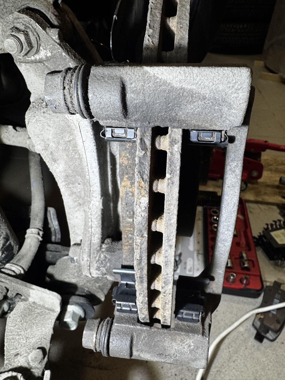 Все четыре пластины установлены. Главное их правильно поставить. — KIA Sorento (4G)