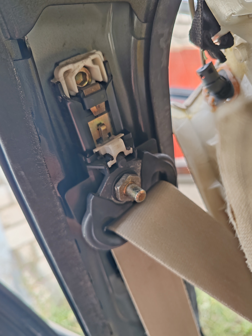 прикрутил к стойке — Audi A6 Avant (C5)