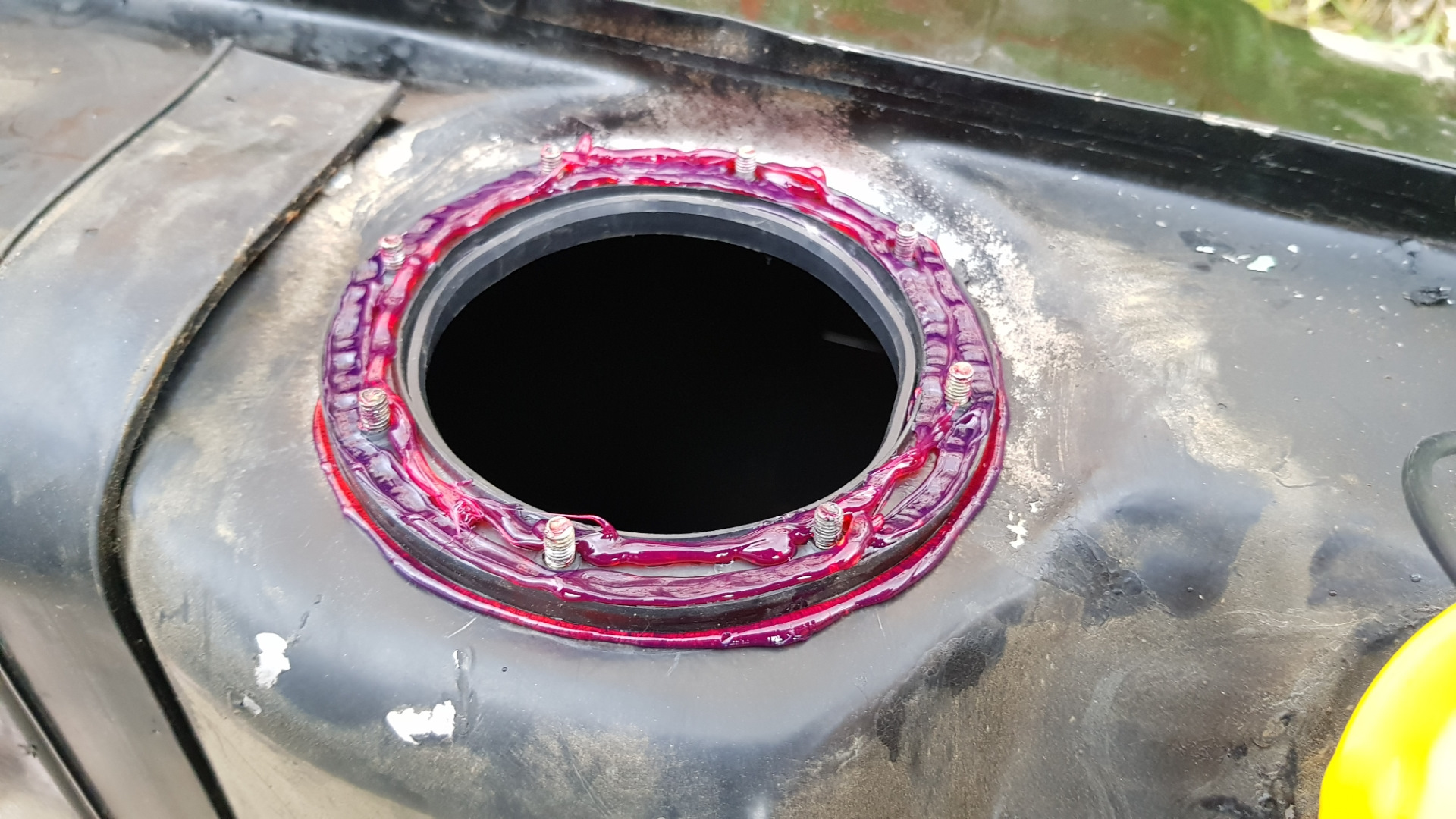 Устройство бака триммера. Течет бензин из бензобака триммера. Триммер бензиновый эхо 22 ges бачок топливный. Бензобак штиль 180. Устройство бензобака мотоцикла.