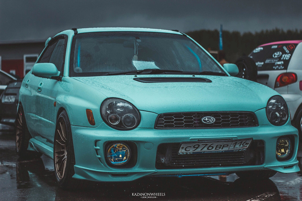 Бирюзовая Subaru Impreza WRX