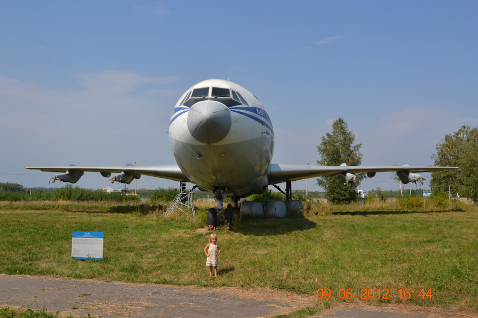 Интересно, что в 2012 году этот самолёт стоял без двигателей, причём снятых весьма варварским способом. — Jeep Cherokee (KL)