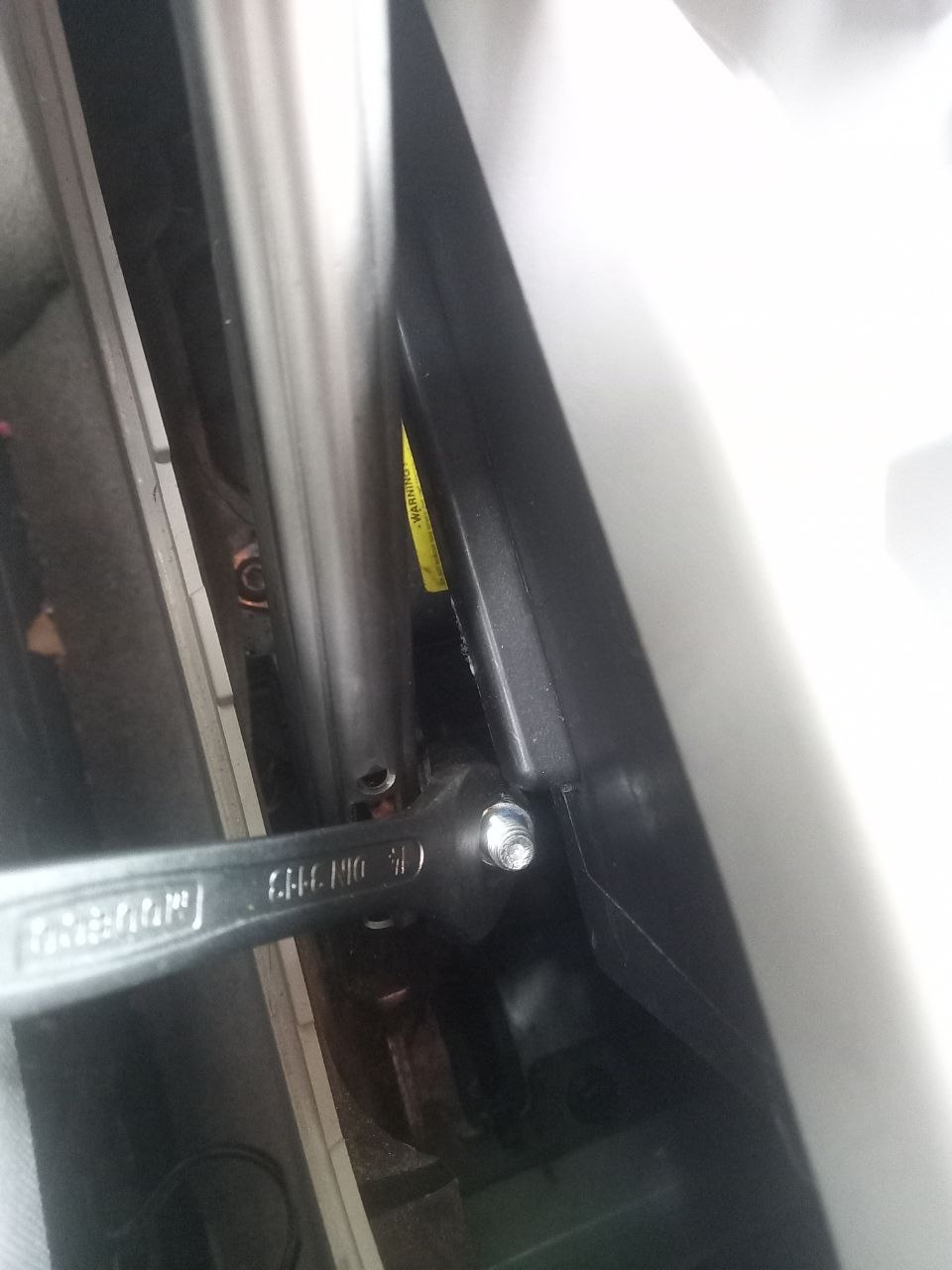 Натяжка троса ручника — Volvo V50, 2 л., 2006 года | своими руками | DRIVE2