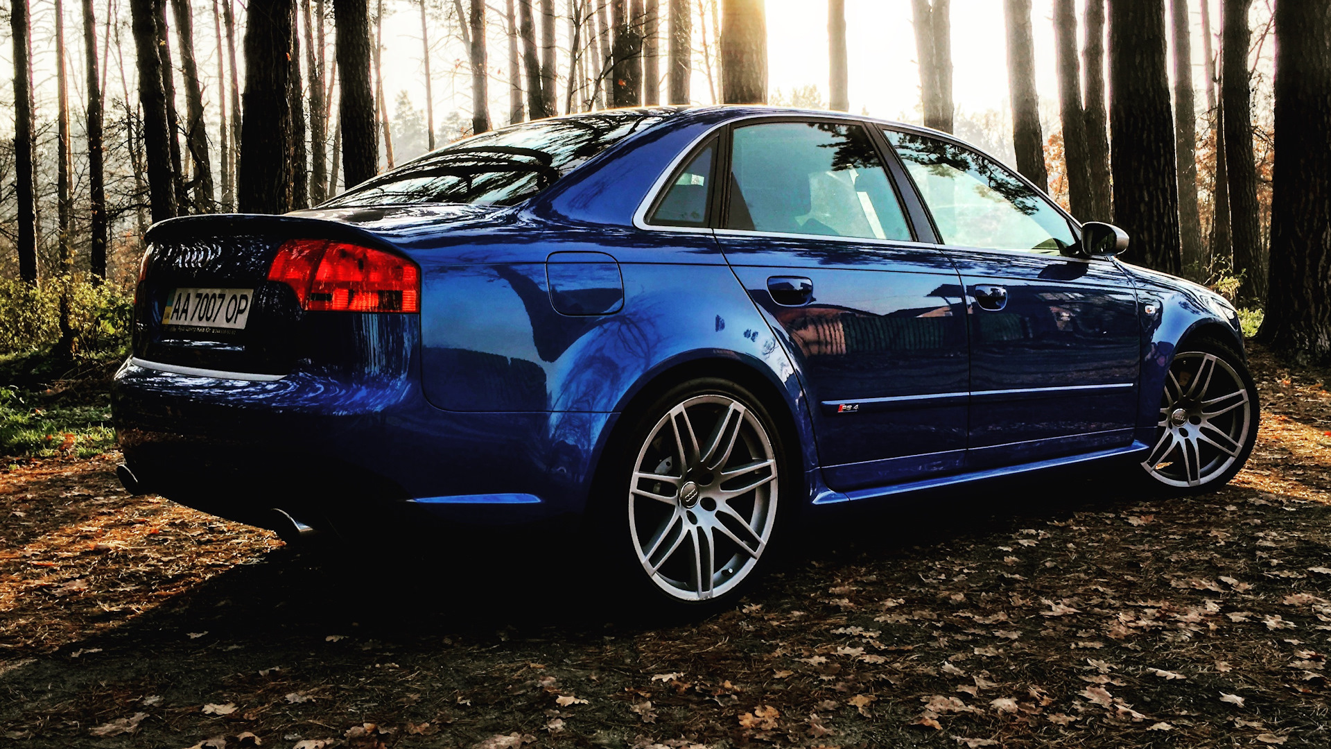 Б 7.4. Audi rs4 b7. Диски Audi rs4 b7. Audi a4 b7 синяя. Диски rs4 Ауди а4.