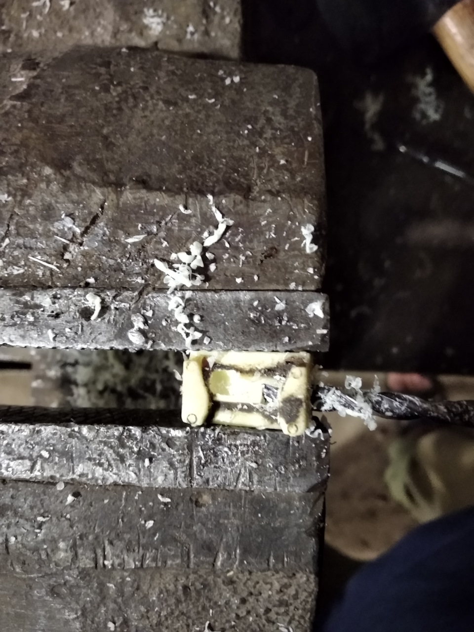 Снова зажать и на малых оборотах соединить два отверстия — Toyota Corolla (160)