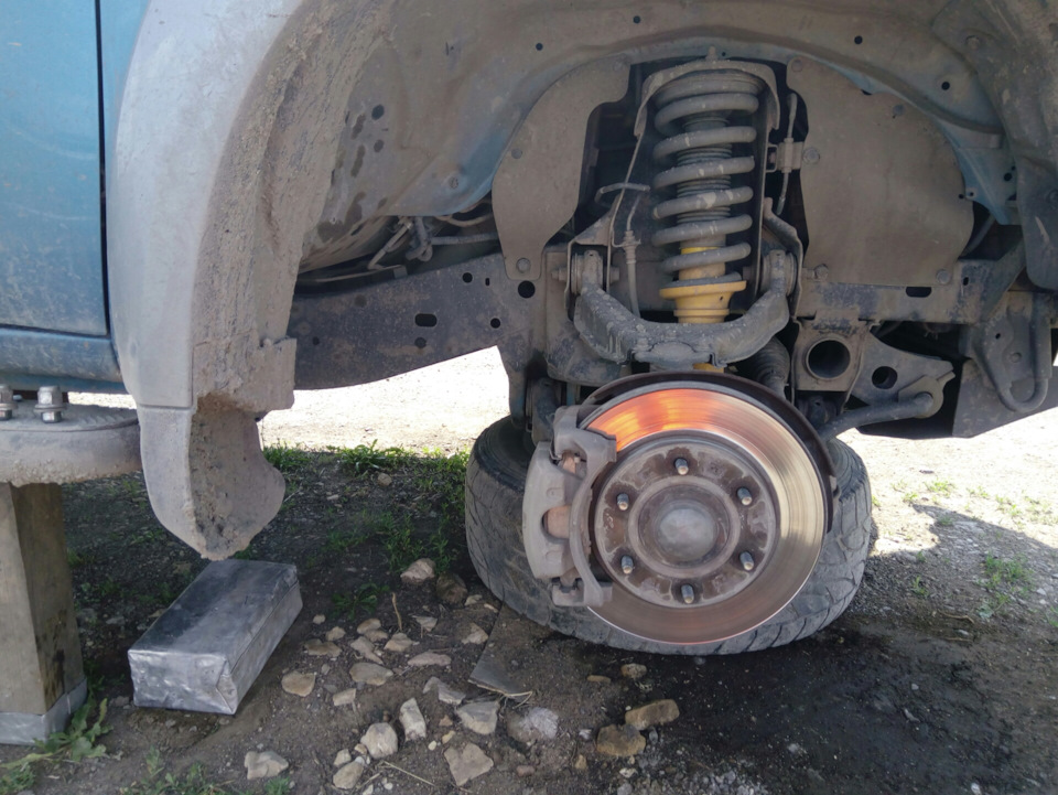 Замена правой нижней шаровой опоры. — Mitsubishi L200 (4G), 2,5 л, 2008 ...