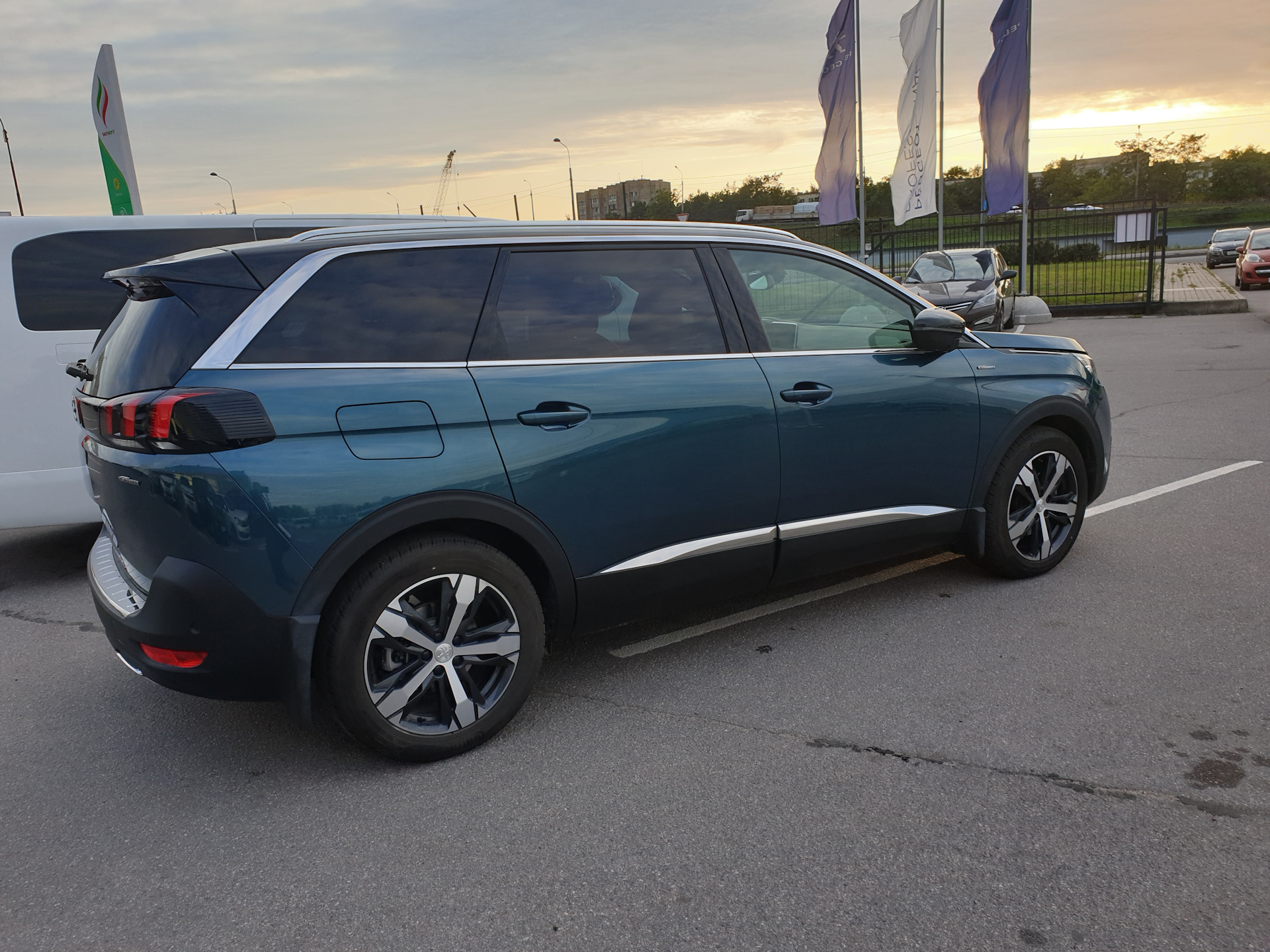 Фордиглиф отзывы. Peugeot 5008 2018. Пежо 5008 дизель. Пежо 5008 2018 года. Пежо 5008 универсал.