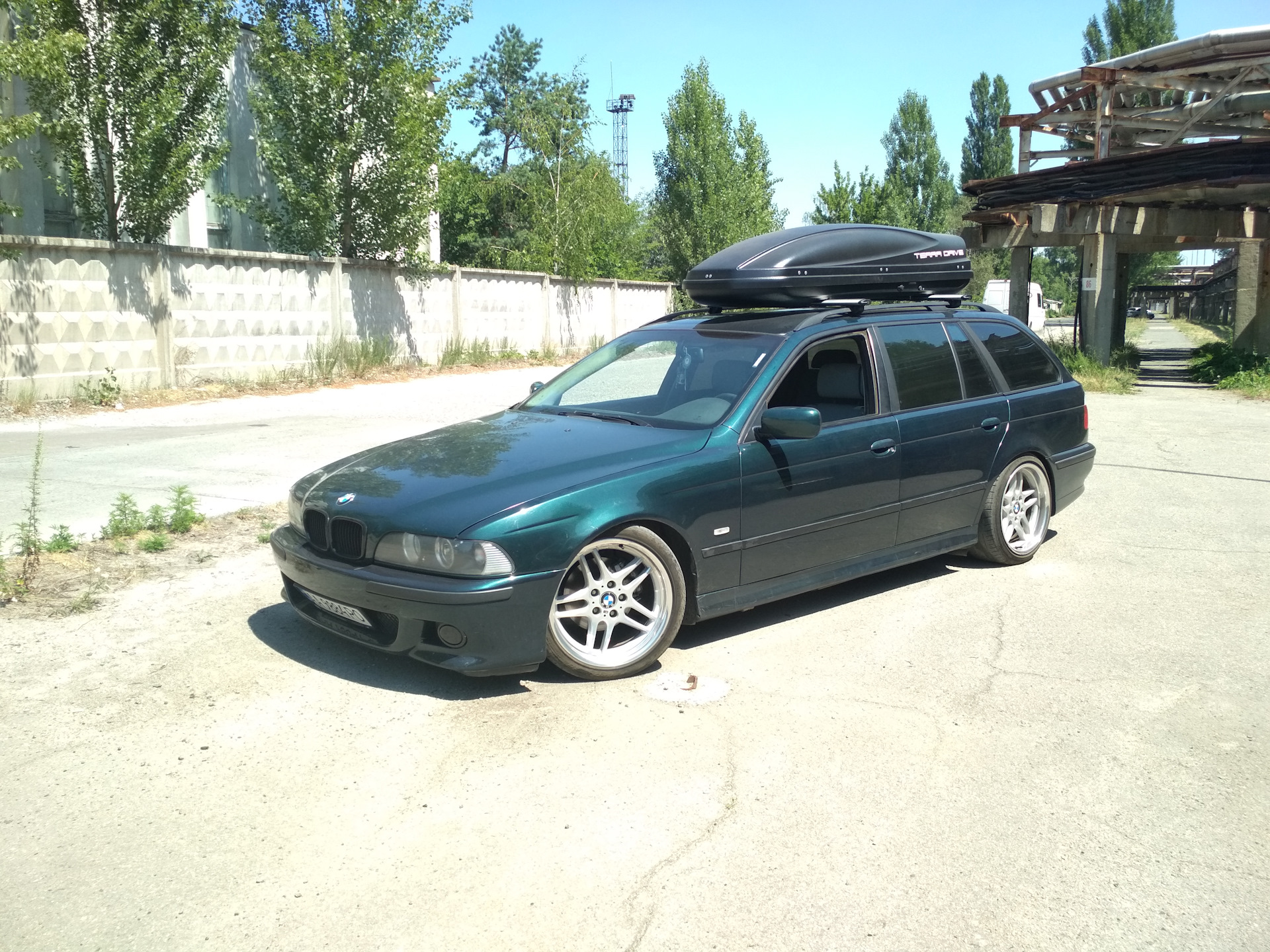 Крыша е39. BMW e39 Touring багажник. E39 Touring рейлинги. BMW e39 рейлинги. Рейлинги БМВ е39 универсал.