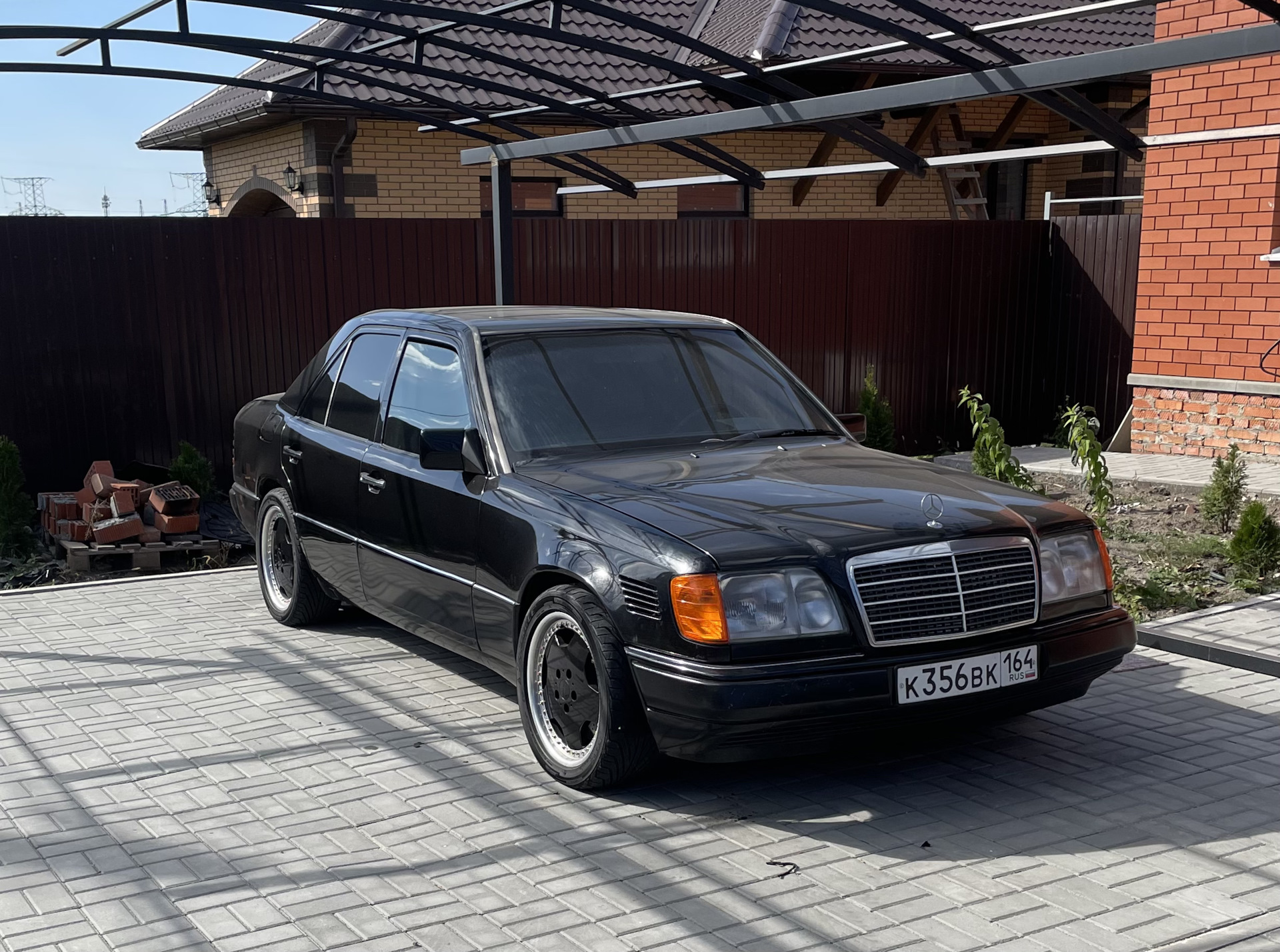 Битый мерседес w124. Mercedes-benz w124 брабус. Поставь 124. Mercedes benz w124 e200 салон. W124 мерседес на r19.