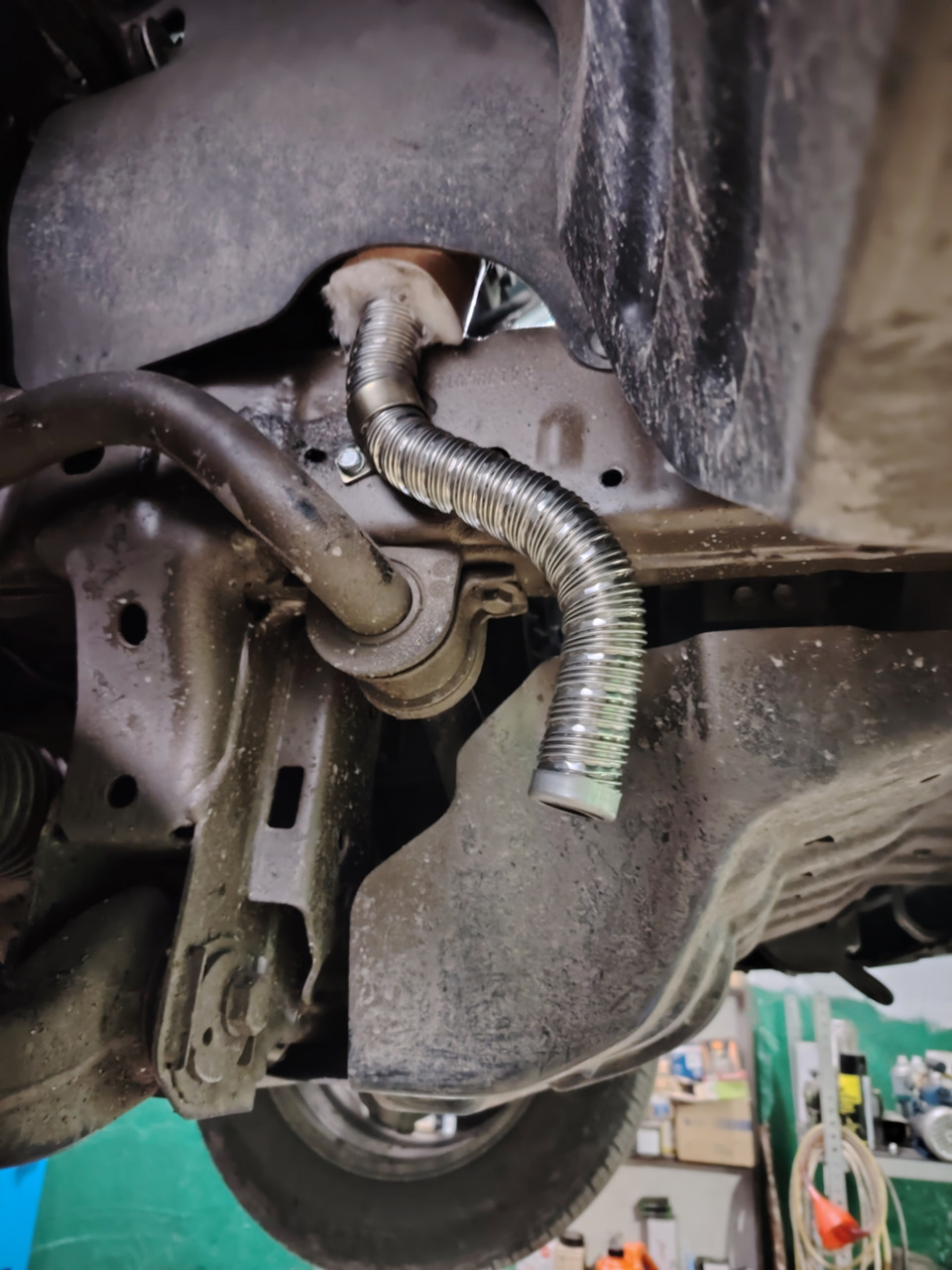 Выхлоп пока так, посмотрю возможно удленю его, сильно в плотную он проходит к патруюку впуска. — Great Wall Poer