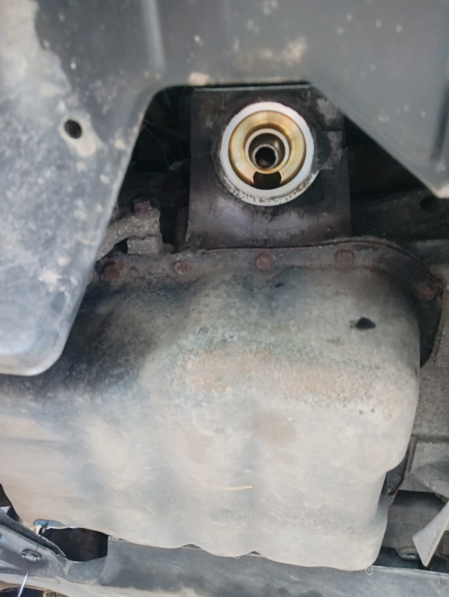 Пришло время менять масло в двигателе. — Mitsubishi Outlander XL, 2,4 л ...