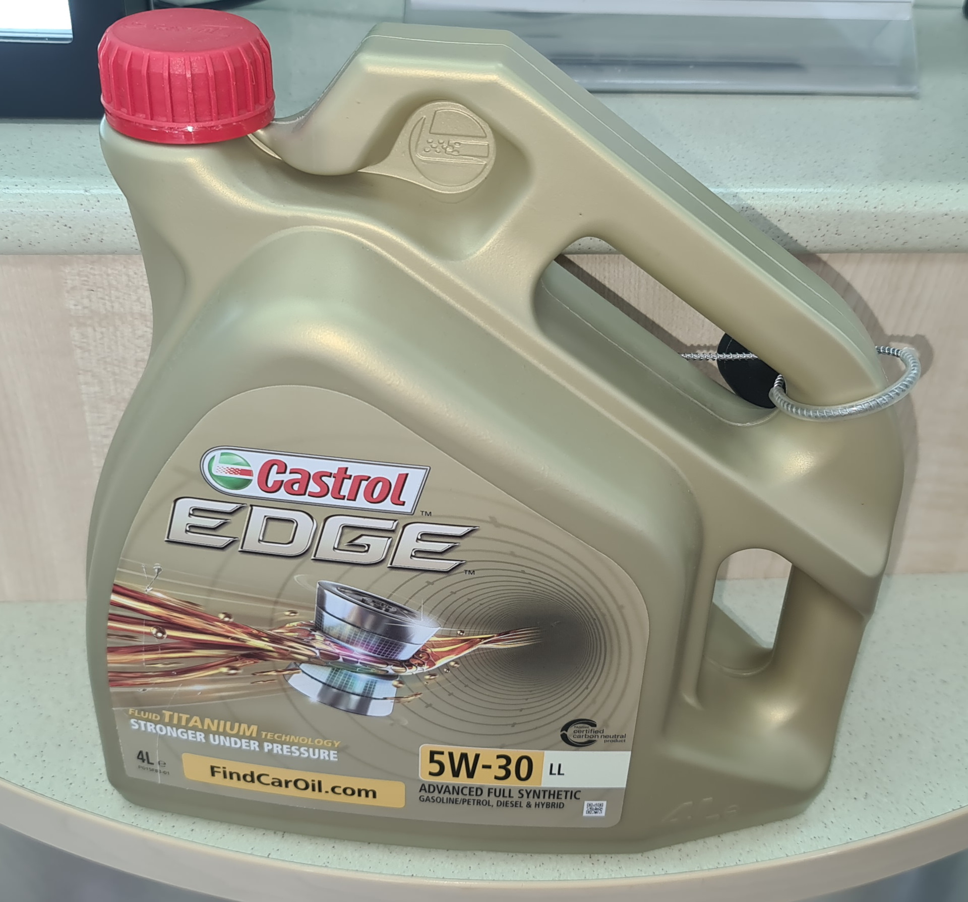 Castrol Edge Titanium 5w40 новая канистра. 83222413512 Аналог Castrol. Кастрол Edge новая упаковка. Castrol Oil poster 2000 x.