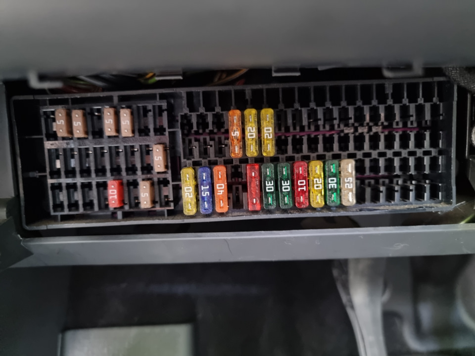 Перегорел предохранитель салонного света. Замена ламп💡ближнего света ...