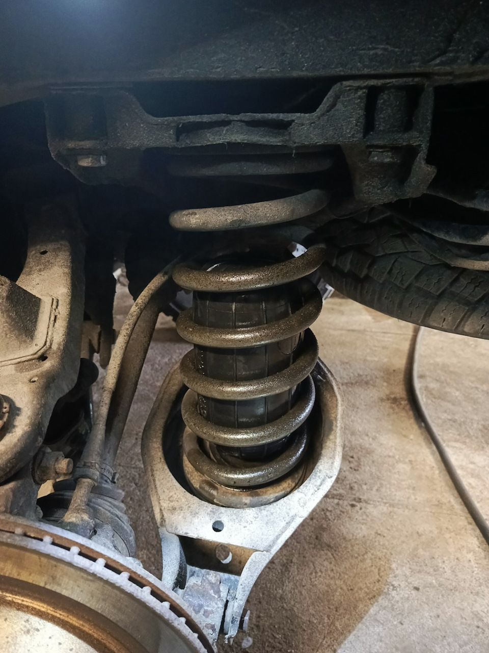 Пневмобаллоны в пружины. — Nissan Pathfinder (3G), 2,5 л, 2006 года ...