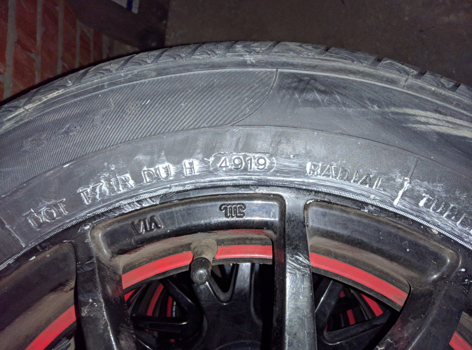 Ханкук 13. Hankook k715. В коком направление калёс ставится на машину название Kumho Solud.