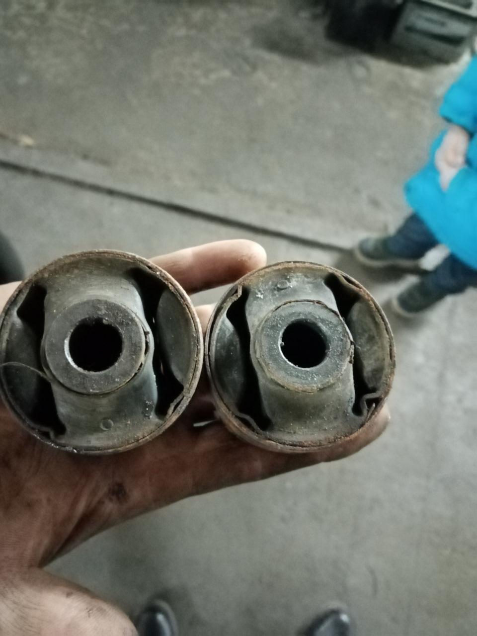 Замена сайлентблоков задних продольных рычагов — Toyota RAV4 (III), 2 л ...