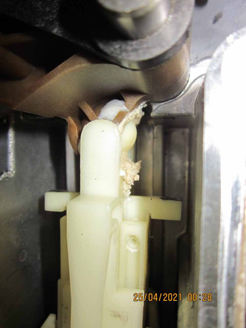 Остатки смазки на шарнире механизма самокомпенсации — Lada Vesta SW (1G)