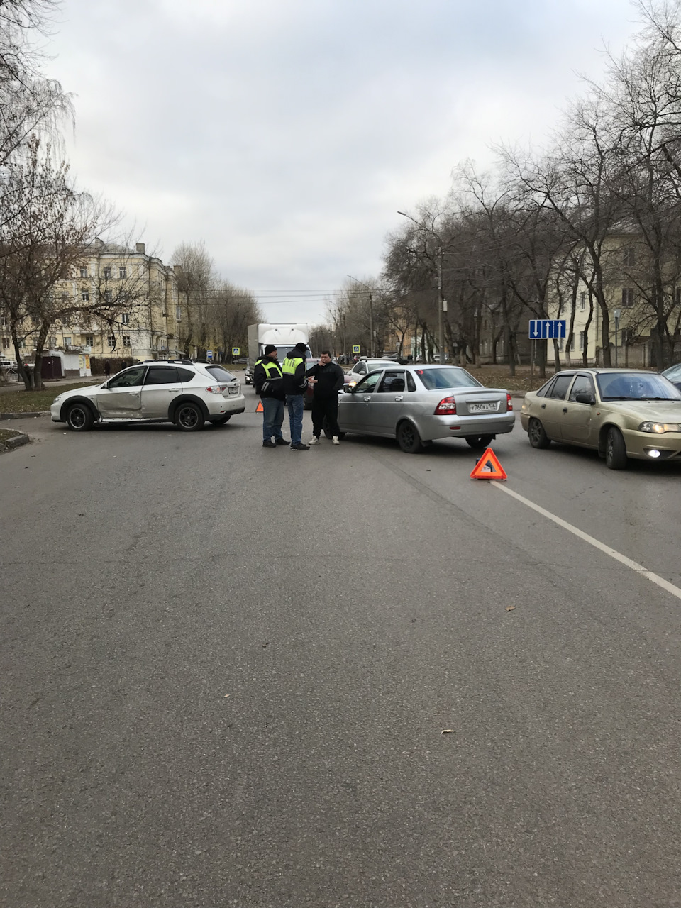 Уступать дорогу нужно не только тем кто едет по своей полосе, но и тем кто  объезжается по встречке. — Subaru Impreza XV, 2 л, 2010 года | ДТП | DRIVE2