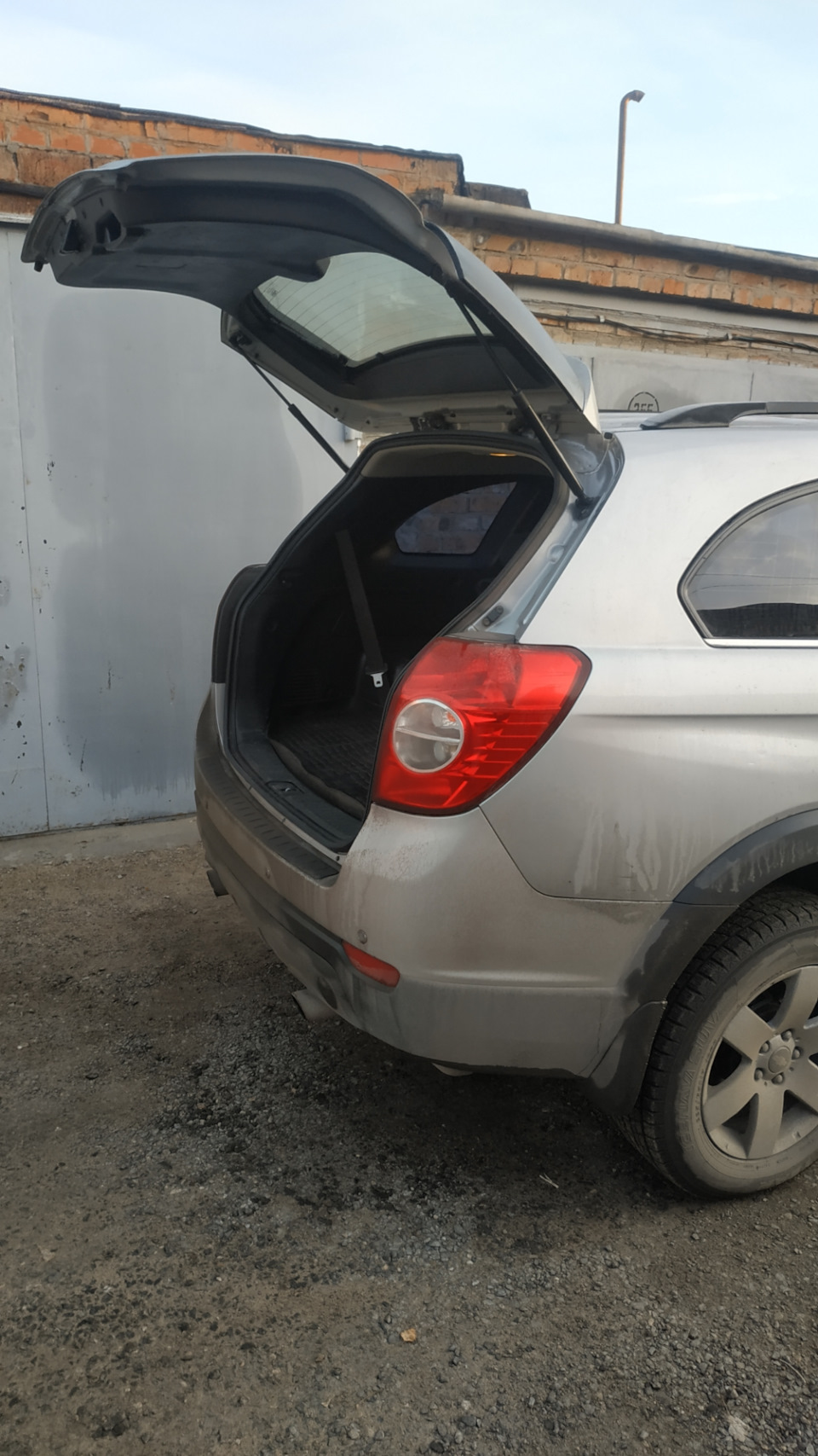 Замена амортизаторов багажника. — Chevrolet Captiva (1G), 2,4 л, 2007 года  | своими руками | DRIVE2