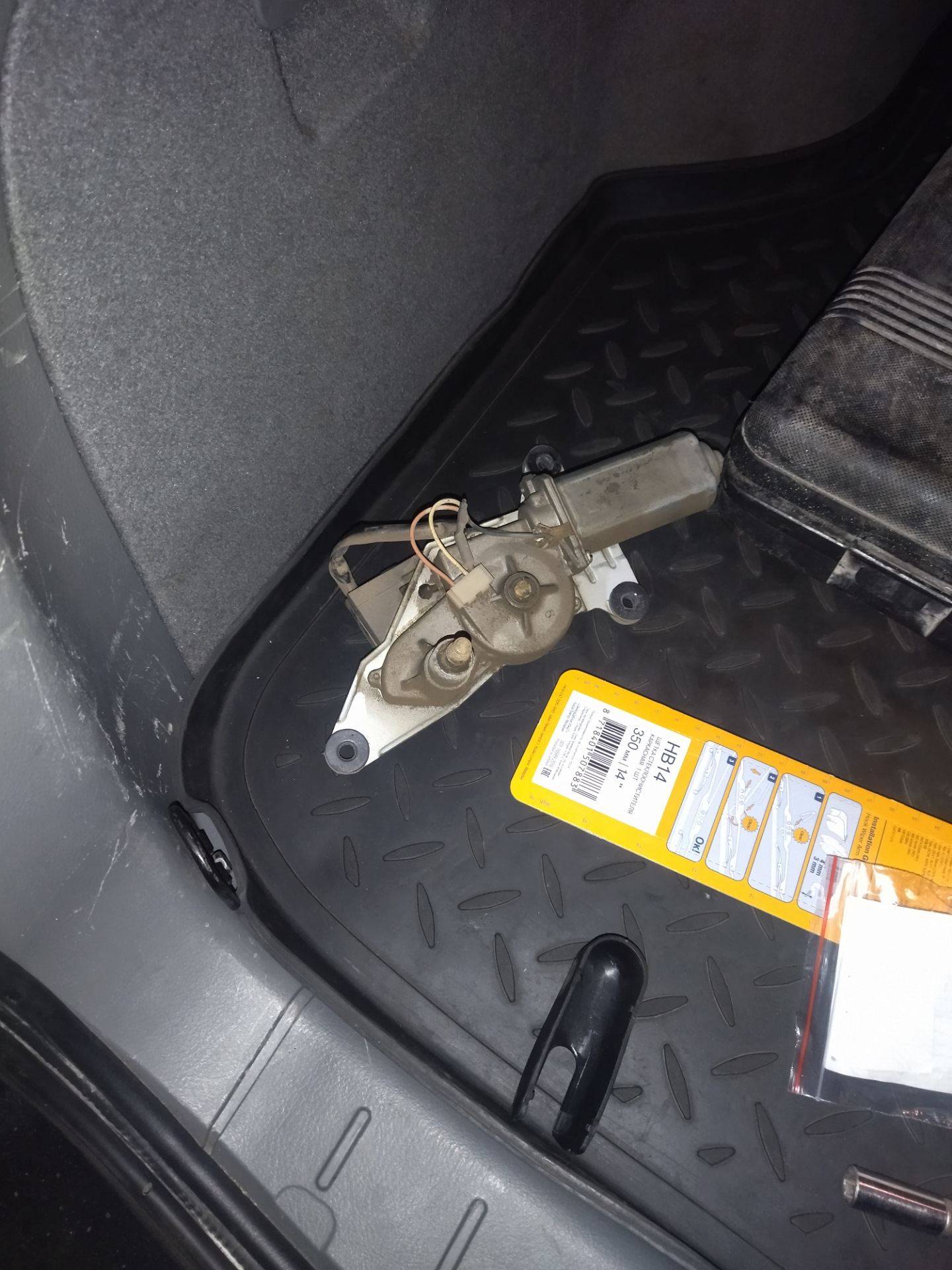 Замена моторчика заднего дворника — Chevrolet Lacetti SW, 1,6 л, 2009 ...