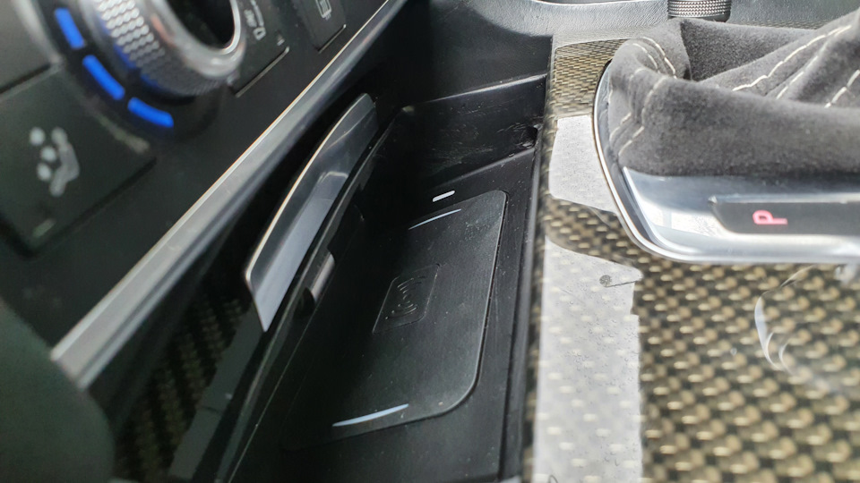 Установка беспроводной зарядки в автомобиль