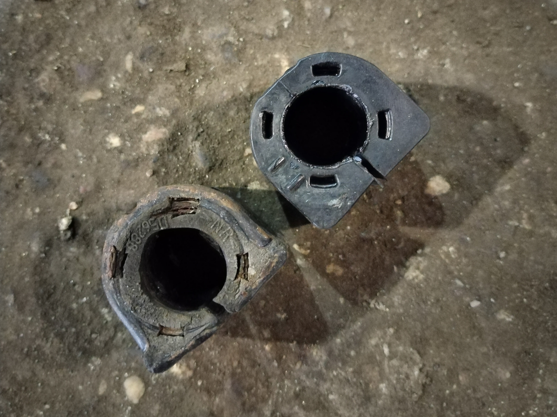 Замена втулок поперечного стабилизатора — Opel Corsa D, 1,4 л, 2008 ...