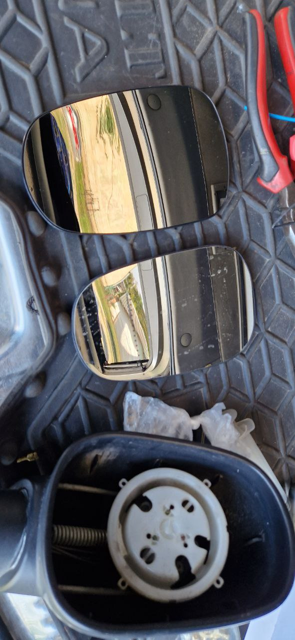 Разобрал дзеркало, сверху новое дзеркало с подогревом с низу старое, без — Dacia Logan (1G)