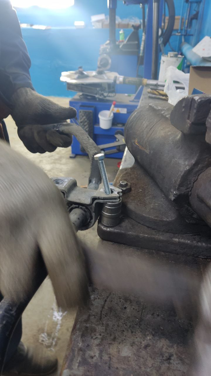 Как поменять втулки стабилизатора на VW Jetta 6 — Volkswagen Jetta VI ...