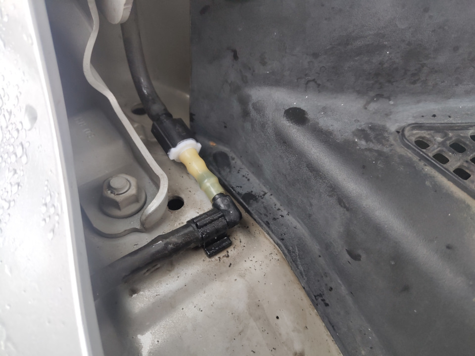 Реле насоса омывателя ваз 2114. Насос омывателя лобового стекла калина. Омыватель заднего стекла ваз 2114. Лопнула трубка омывателя лобового стекла. Не брызгает вода из омывателя.