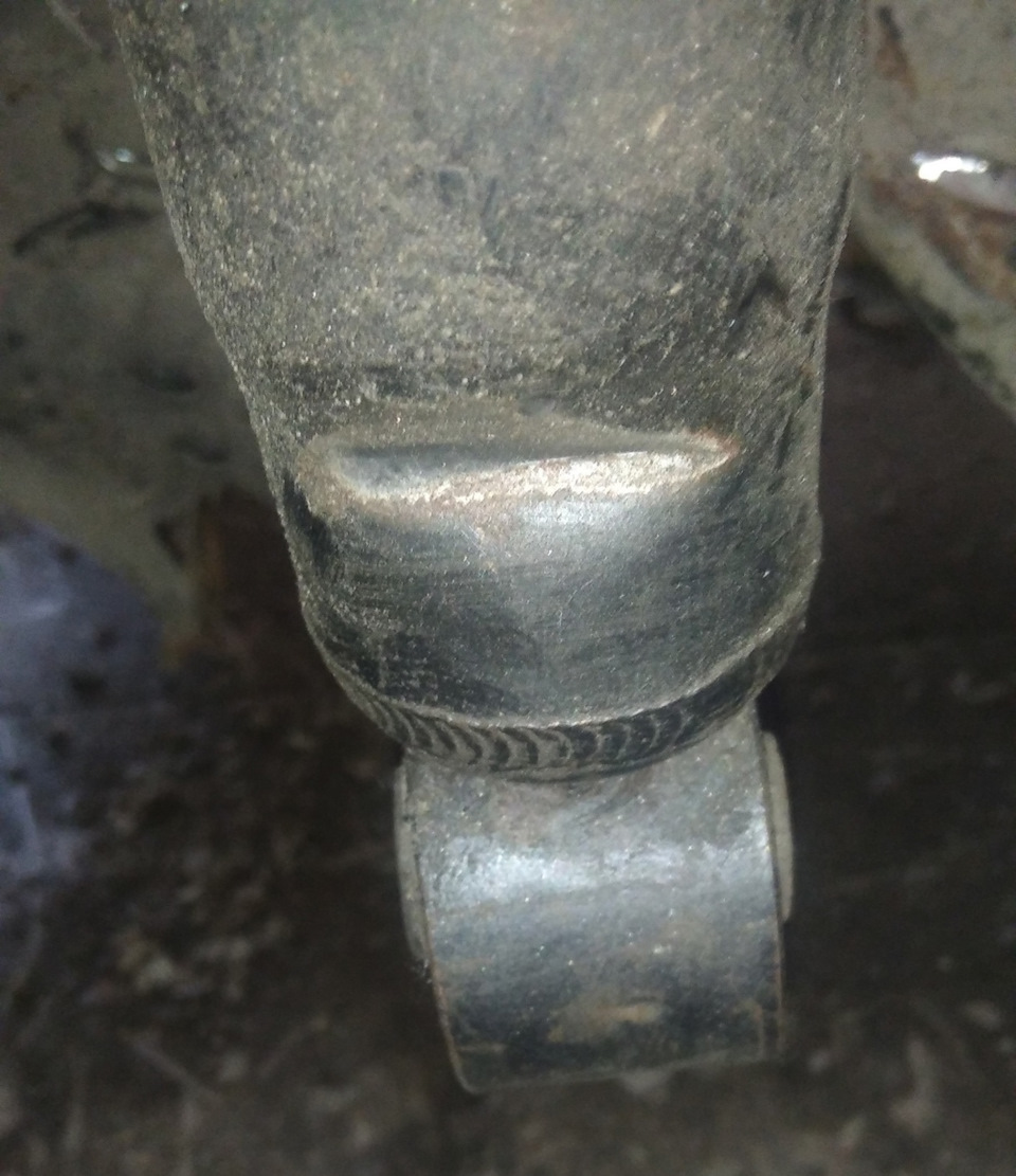 Стойка аммортизатора Toyota Celsior UCF10 — с замятым корпусом(там из уголка залома вытекала вся жидкость) — Toyota Crown Wagon (S120)