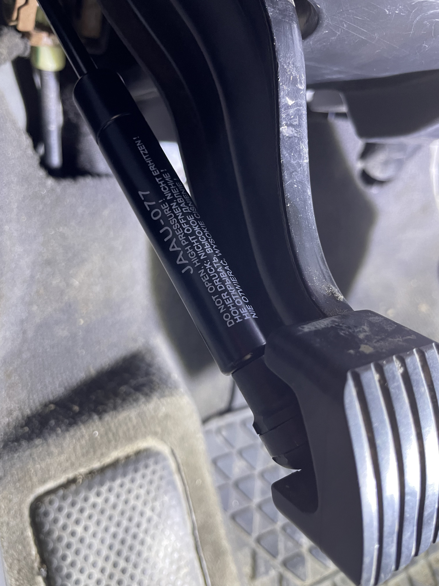 Не возвращается педаль стояночного тормоза — Volkswagen Touareg (1G), 3 ...