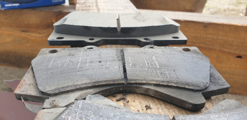 Замена тормозных колодок на передних тормозах — Toyota Sequoia (2G), 5 ...