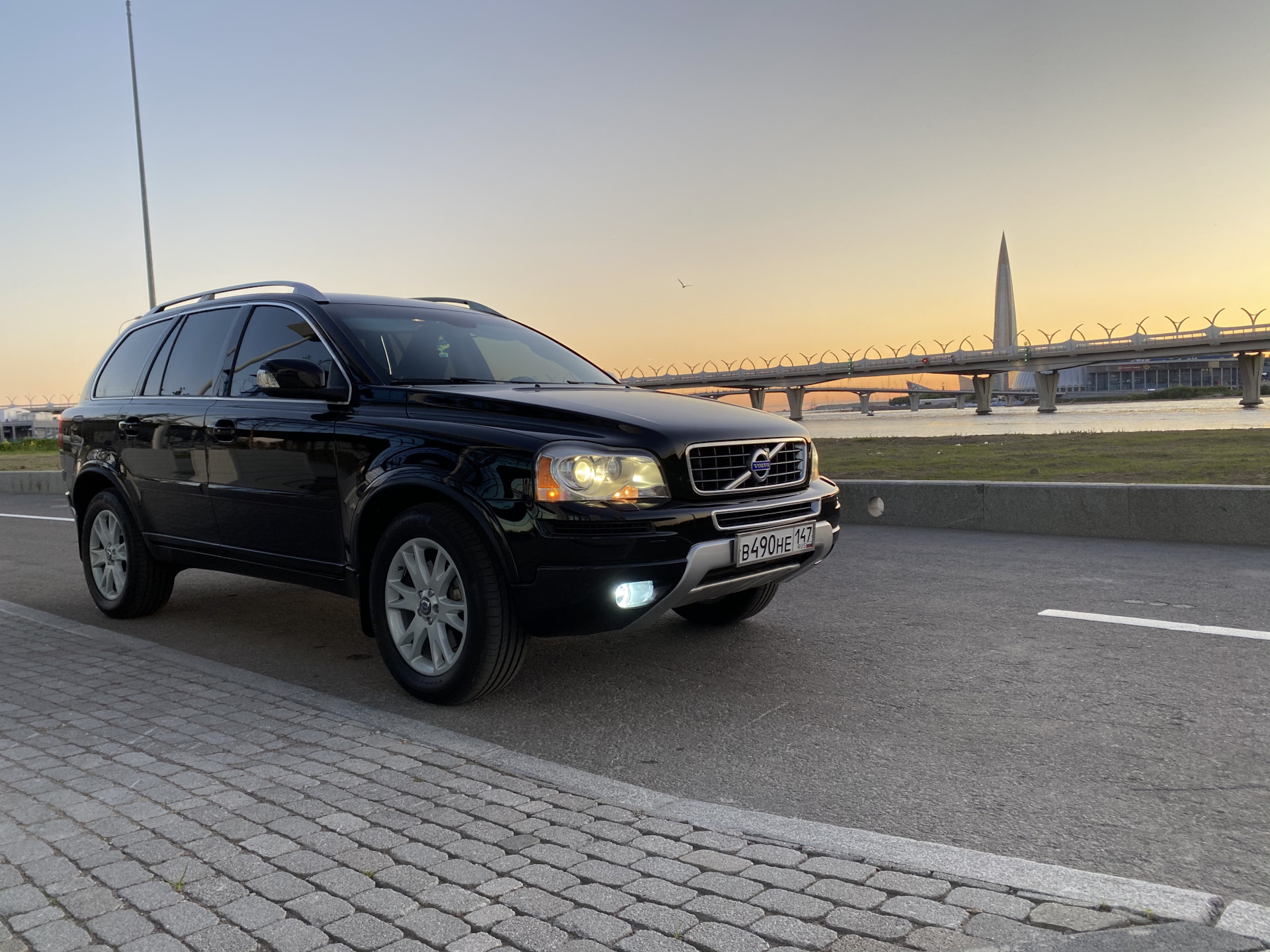 Volvo xc90 на ночной трассе