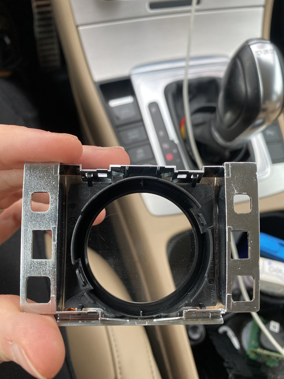 В рамке сделал 2 отверстия под хомут — Volkswagen Passat B7