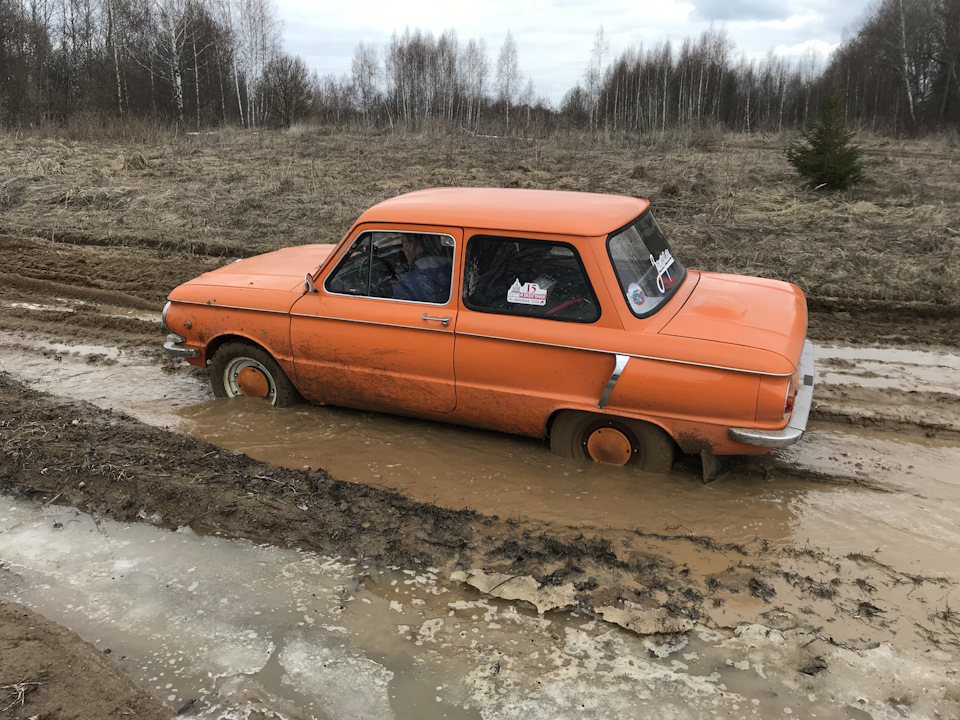 Заброшенный Запорожец в лесу