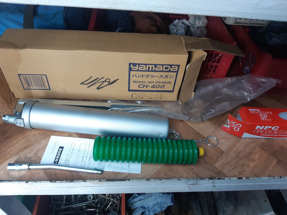 Кстати, через товарища приобрел японский шприц под тубу-гармошку, Ибо на карданах 7мь точек которые после каждого прохвата стараюсь шприцевать но с обычными шприцами задолбался, то воздух то не качает в общем дичь какая то. Теперь никакого воздуха и гемора, кайф просто кайф) — Suzuki Jimny (1G)